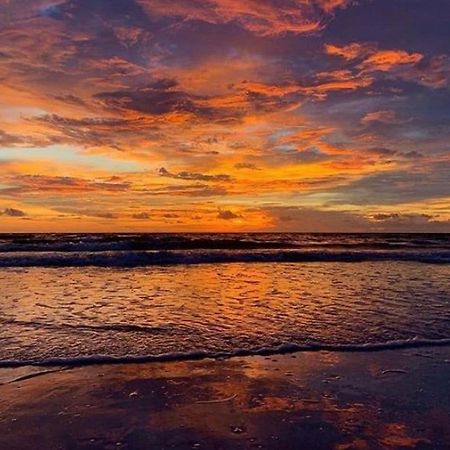 Private Room In A 2 Bedroom 1 Bathroom Shared With Host, On The Beach, Surrounded By Resorts, Only 2 People Max St. Pete Beach Exterior foto